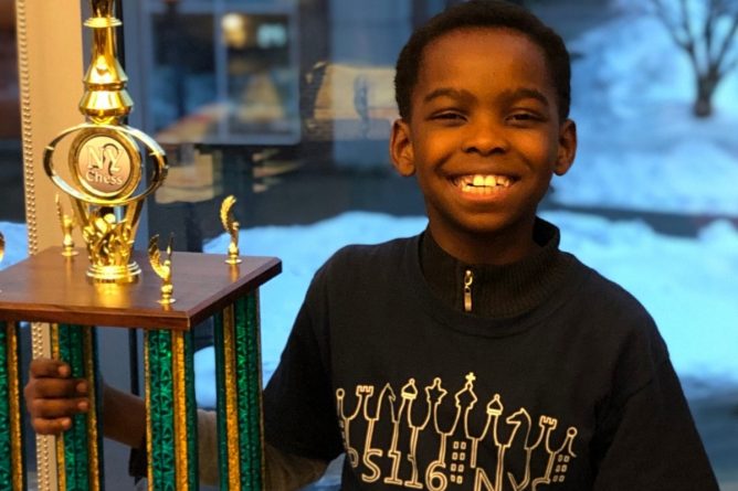 Локальные новости: В Нью-Йорке 8-летний беженец, научившийся играть в шахматы за год, стал чемпионом в своей возрастной группе