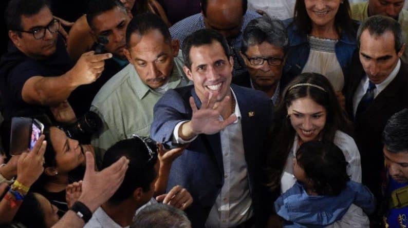 Политика: Гуайдо вернулся в Каракас. Кризис в Венесуэле выходит на новую стадию