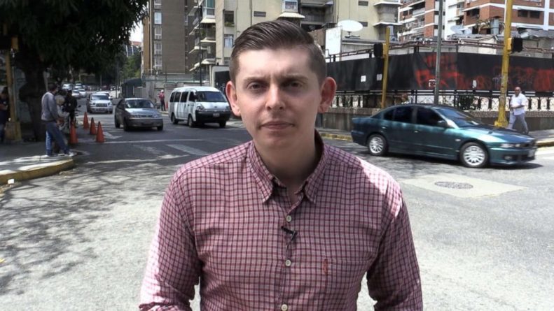 Политика: Американский журналист Коди Уэддл прибыл в аэропорт Каракаса после нахождения 12 часов под стражей