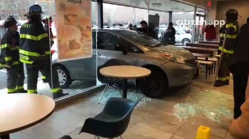 Происшествия: Автомобиль, протаранив стекло, въехал в McDonald's в Бруклине