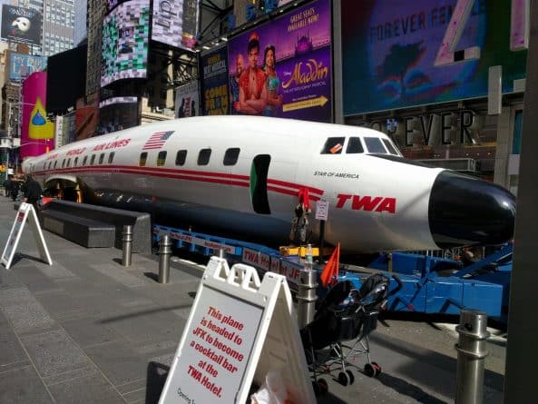 Локальные новости: Раритетный самолет «Конни», который станет баром в TWA Hotel, провел выходные на Таймс-сквер