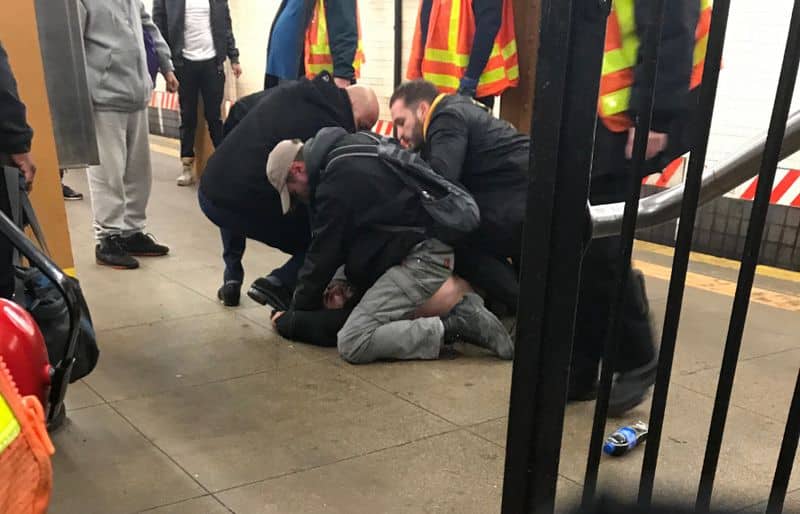 Происшествия: Драка в метро Нью-Йорка: мужчина оказался на грани, чуть не поджарившись из-за контактной рельсы