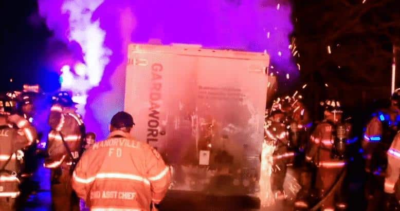 Происшествия: Бронированный грузовик, перевозивший $2 млн, загорелся из-за матраса на трассе в Лонг-Айленде