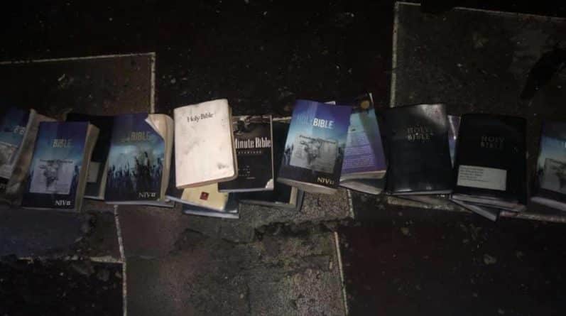 Происшествия: Пожар уничтожил церковь в США, но Библии и кресты в ней чудом остались невредимы (фото)