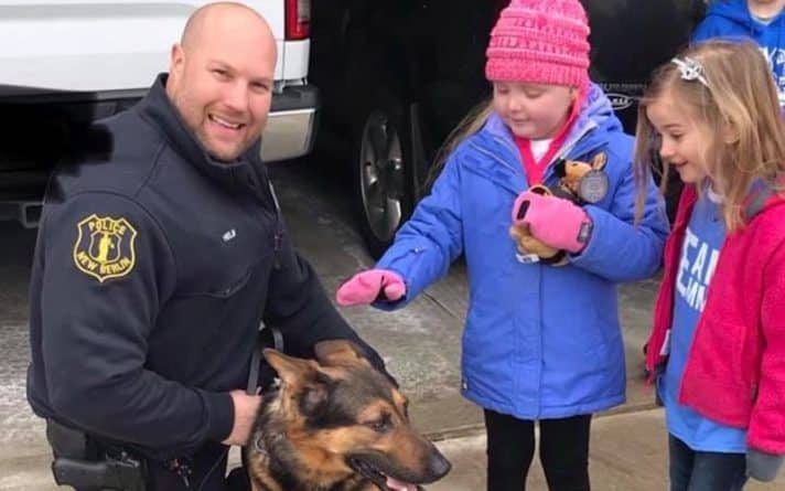 Здоровье: К смертельно больной 7-летней девочке, которая обожает собак, приехали десятки офицеров с псами K-9 (фото)