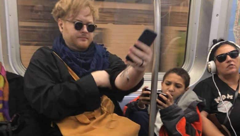 Локальные новости: Реакция невоспитанного ребенка, которому в вагоне метро на ноги сел незнакомец, стала вирусной