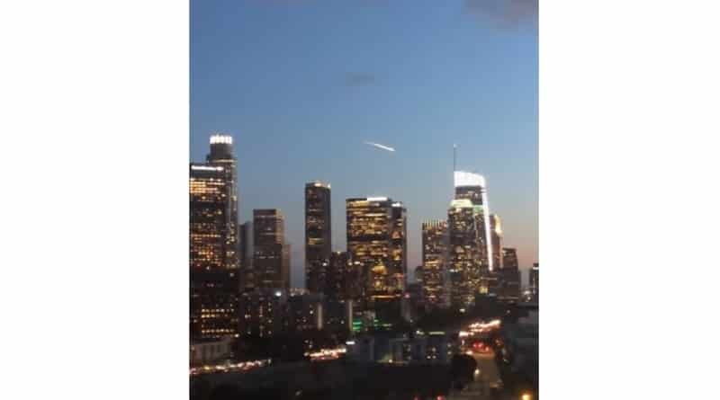 Видео: Инопланетное вторжение? Небо над Лос-Анджелесом озарило нечто, напоминающее метеорит (видео)