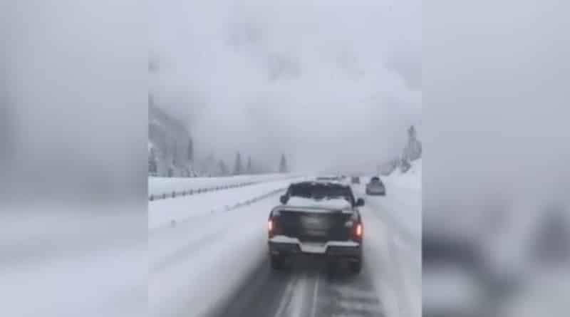 Видео: Миллион просмотров: водитель снял видео, как огромная лавина обрушивается с гор Колорадо на шоссе