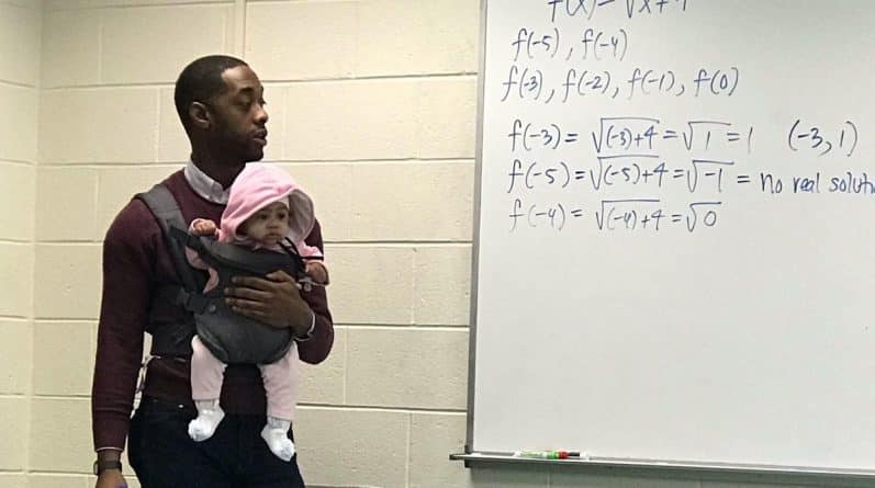 Полезное: Студент пришел на занятия с 5-месячной дочерью, профессор помог ему и провел лекцию с малышкой на руках