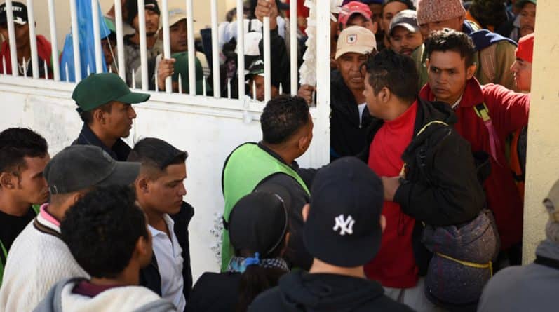 Политика: Мексика готовится к возможному прибытию «матери всех караванов» с 20 тыс. мигрантов