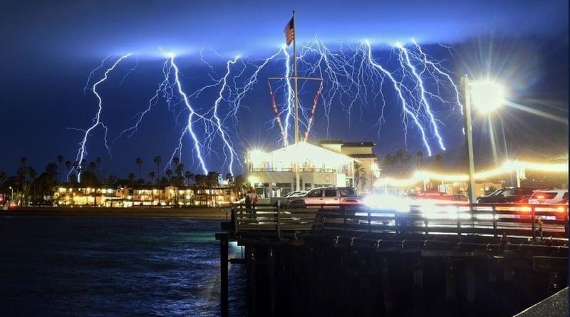 Погода: Сверкающее небо: в Калифорнии за 5 минут в облаках вспыхнуло больше 1700 молний (фото)