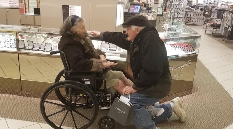 Популярное: После 63 лет брака этот мужчина снова опустился на колено и сделал предложение своей жене