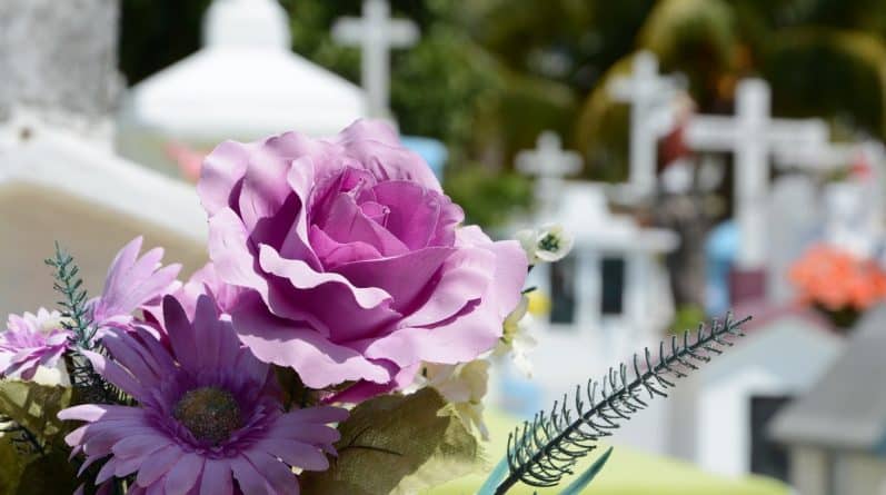 Закон и право: Похоронное бюро потеряло прах женщины. Ее дочь отсудила за это $12 млн