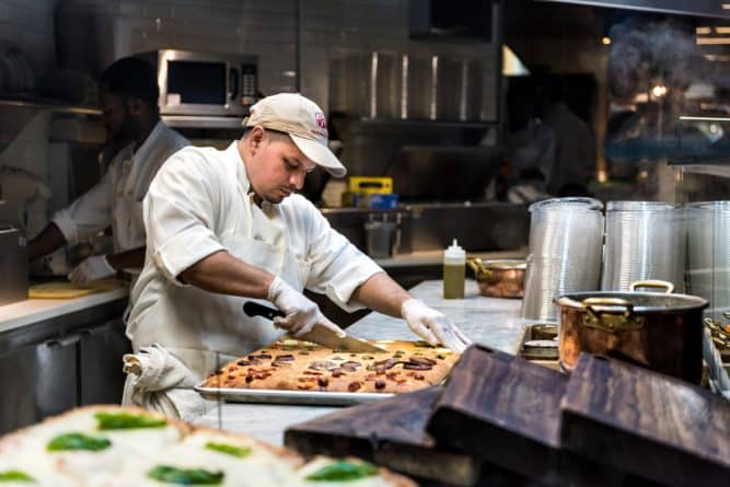 Локальные новости: В ответ на повышение минимальной зарплаты нью-йоркские рестораны сокращают рабочие места