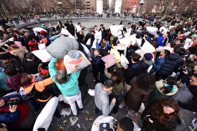 Афиша: В следующем месяце в Washington Square Park состоится ежегодная массовая битва подушками