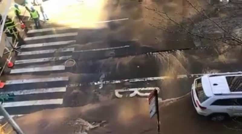 Локальные новости: В Манхэттене прорвало водопровод, и горячая вода хлынула в метро (видео)