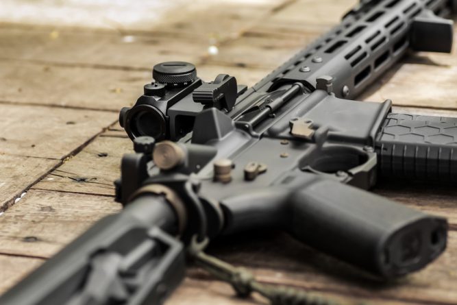 Закон и право: Законодатель из Миссури предложил обязать жителей владеть AR-15 — чтобы привлечь внимание к другому своему плану