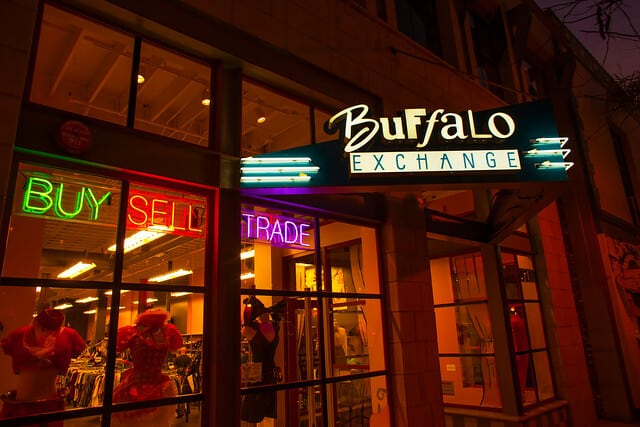 Локальные новости: В Buffalo Exchange устроят грандиозную распродажу «все за $1» — чтобы собрать деньги на спасение животных