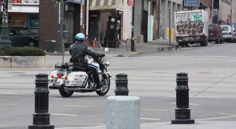 Происшествия: Полицейский разбился на мотоцикле на Belt Parkway в Нью-Йорке
