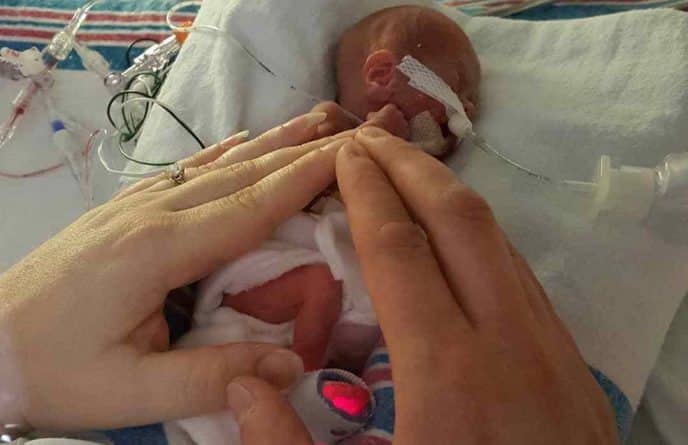 Здоровье: Одного из самых преждевременных детей в Америке, который при рождении помещался на ладони, выписали из больницы