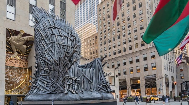 Полезное: В Манхэттене воздвигли Железный трон высотой 35 футов