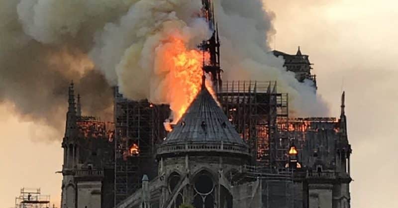 Происшествия: Собор Нотр-Дам горит в Париже. Обрушились шпиль, крыша и часы, пылают несущие конструкции
