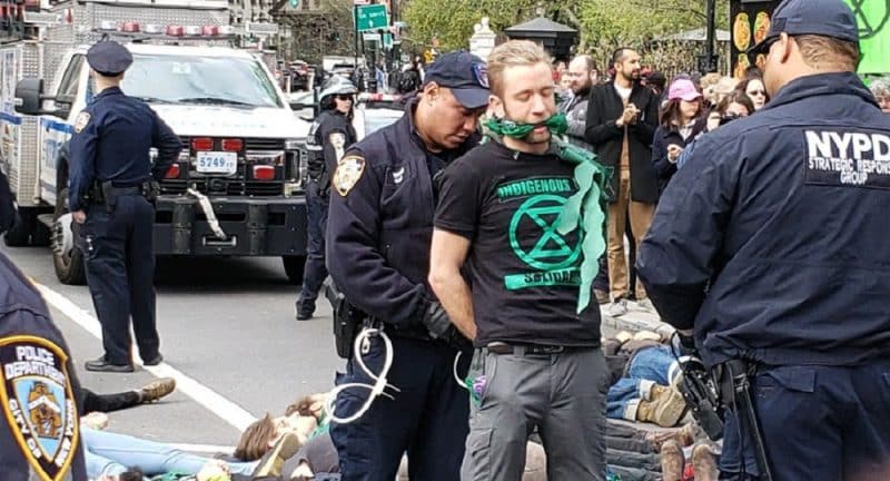Политика: 62 человека арестовали на климатической акции протеста в Нью-Йорке. Протесты продолжатся на выходных
