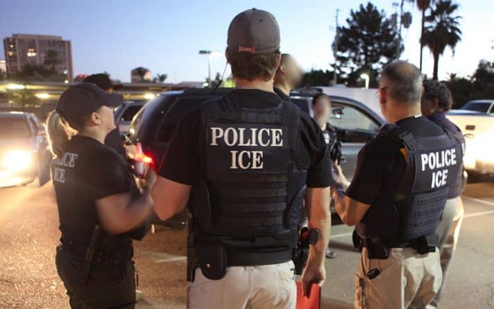 Закон и право: В Техасе арестованы 280 иммигрантов в ходе рейда на предприятии CVE Technology