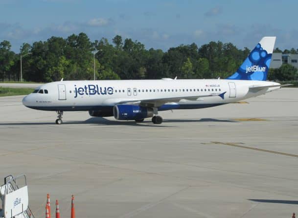 Здоровье: Самолет JetBlue, прилетевший из Доминиканы в Нью-Йорк, задержали из-за опасений, что у мальчика-еврея может быть корь
