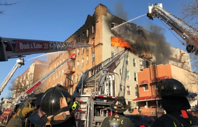 Происшествия: Массивный пожар в Бруклине: 4 жителя и 19 пожарных получили ранения