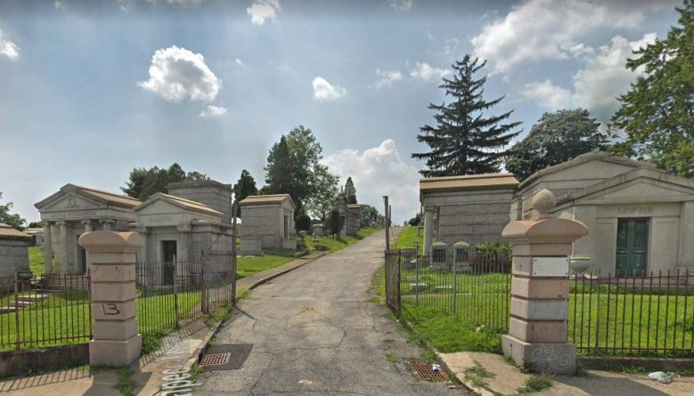 Происшествия: Вандалы разграбили еврейское кладбище в Куинсе, украв материалы на $30 тысяч