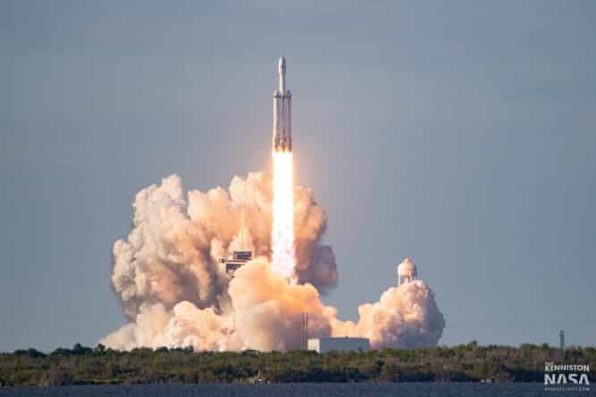 Технологии: SpaceX произвела первый коммерческий пуск Falcon Heavy и одновременно посадила 3 ступени ракеты