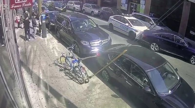 Локальные новости: В Нью-Йорке полицейский автомобиль в заторе начал таранить другие машины, чтобы проехать (видео)
