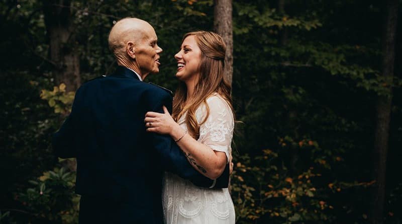 Здоровье: Невеста отказалась от фотосессии на помолвке и, надев платье, сделала фото первого танца с умиравшим отцом