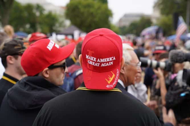 Политика: С начала предвыборной кампании Трампа уже продали почти 1 млн кепок MAGA