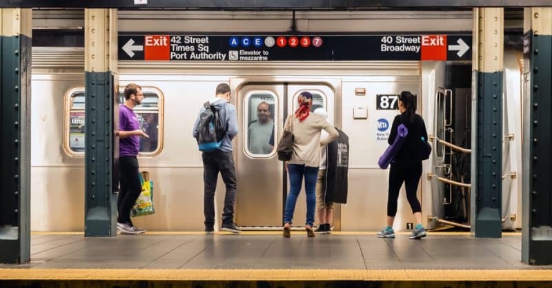 Локальные новости: Машинист нью-йоркского метро спас 12-летнего мальчика, который гулял по рельсам