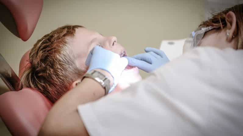 Здоровье: Больше 1200 детей могли заразиться гепатитом или ВИЧ из-за плохо простерилизованных стоматологических инструментов