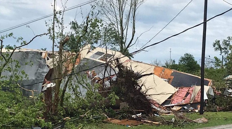 Погода: Торнадо на юге США: 6 погибших, семья лишилась обоих детей, разрушены десятки домов (видео)