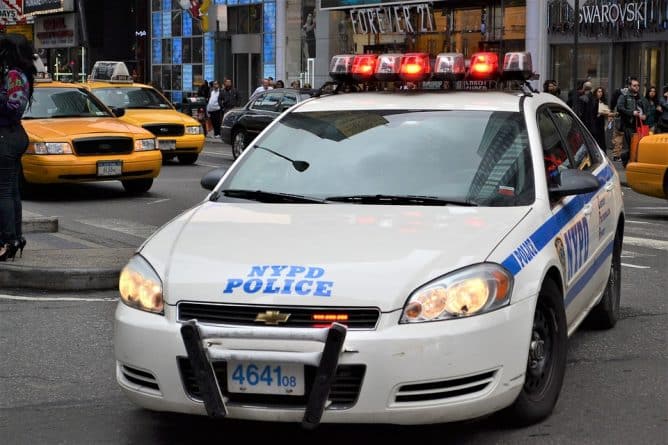 Происшествия: В Бруклине топором убита молодая женщина и тяжело ранена ее подруга. Подозреваемый — парень одной из жертв