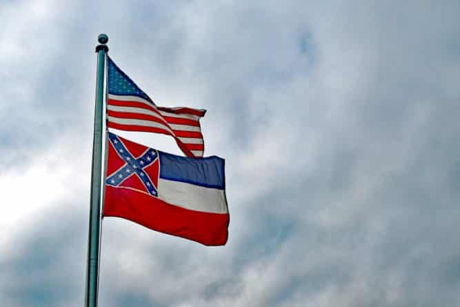 Политика: Во время церемонии в Нью-Джерси запретили поднимать флаг Миссисипи из-за изображенного на нем символа Конфедерации