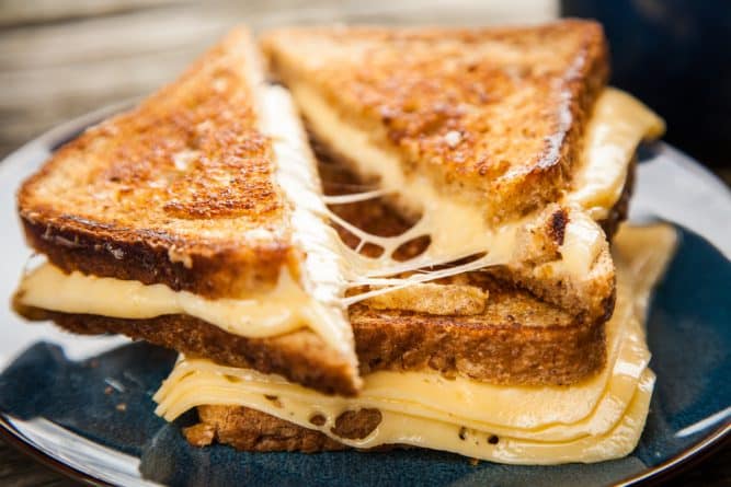 Локальные новости: В Murray's Cheese ко Дню сыра-гриль будут угощать сэндвичами за $1