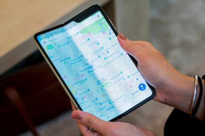 Технологии: Смартфон с гибким экраном Samsung Fold за $2 тыс. выходит из строя через два дня эксплуатации