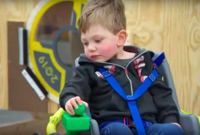 Здоровье: Двухлетний мальчик из Миннесоты не может ходить — местные школьники создали для него уникальную робо-коляску