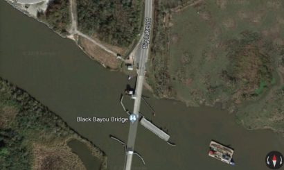 Происшествия: Двое мужчин попытались перепрыгнуть разводной мост на машине: автомобиль затонул, а они погибли
