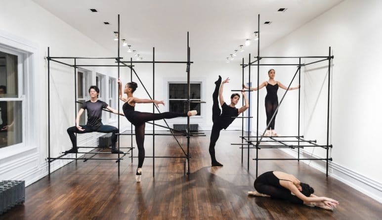 Афиша: фотография артистов балета, участвующих в перфомансе в музее Whitney