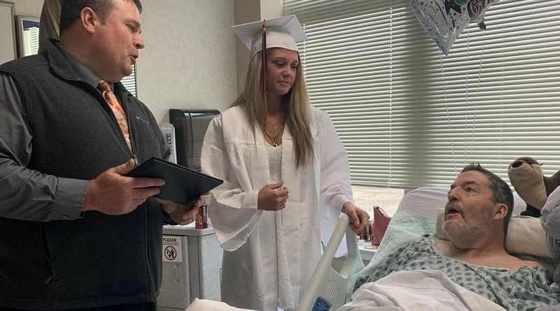 Здоровье: Старшекласснице вручили диплом в больнице, чтобы церемонию увидел ее умирающий отец (фото)