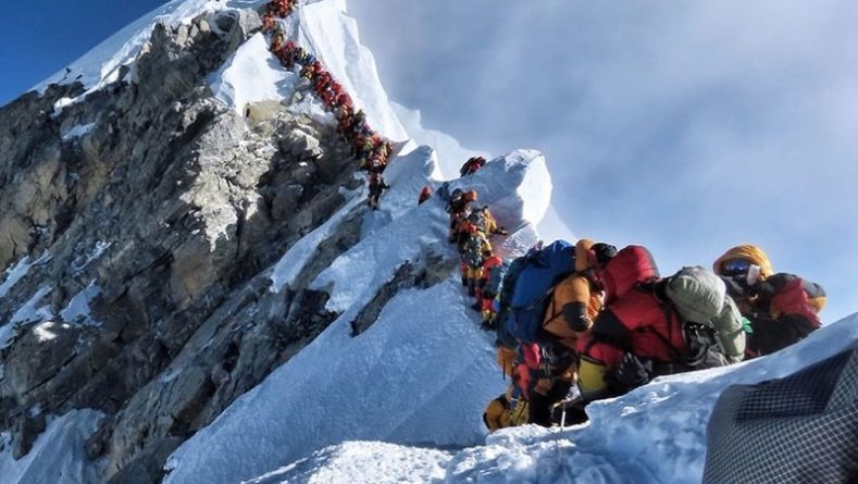 Путешествия: На Эвересте – очереди и «пробки» из людей, погибли два альпиниста, среди них – американец (фото)