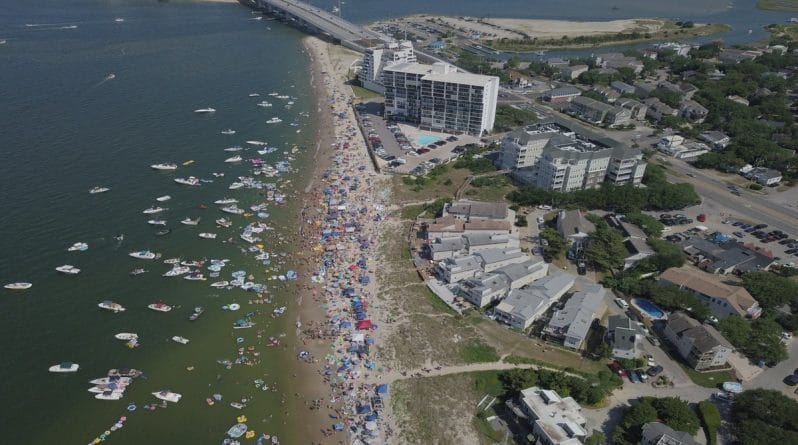 Происшествия: «Поезжайте к себе на свалку и не возвращайтесь»: жители Вирджиния-Бич возмутились 10 тоннам мусора, оставшимися на пляже после Дня поминовения