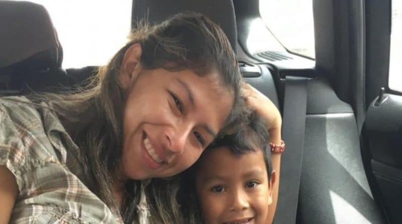 Происшествия: Власти собираются повторно разлучить женщину из Гватемалы и ее 5-летнего сына
