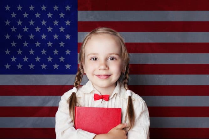 Закон и право: Руководство школы постановило, что фраза «Боже, благослови Америку» после клятвы флагу противоречит Конституции